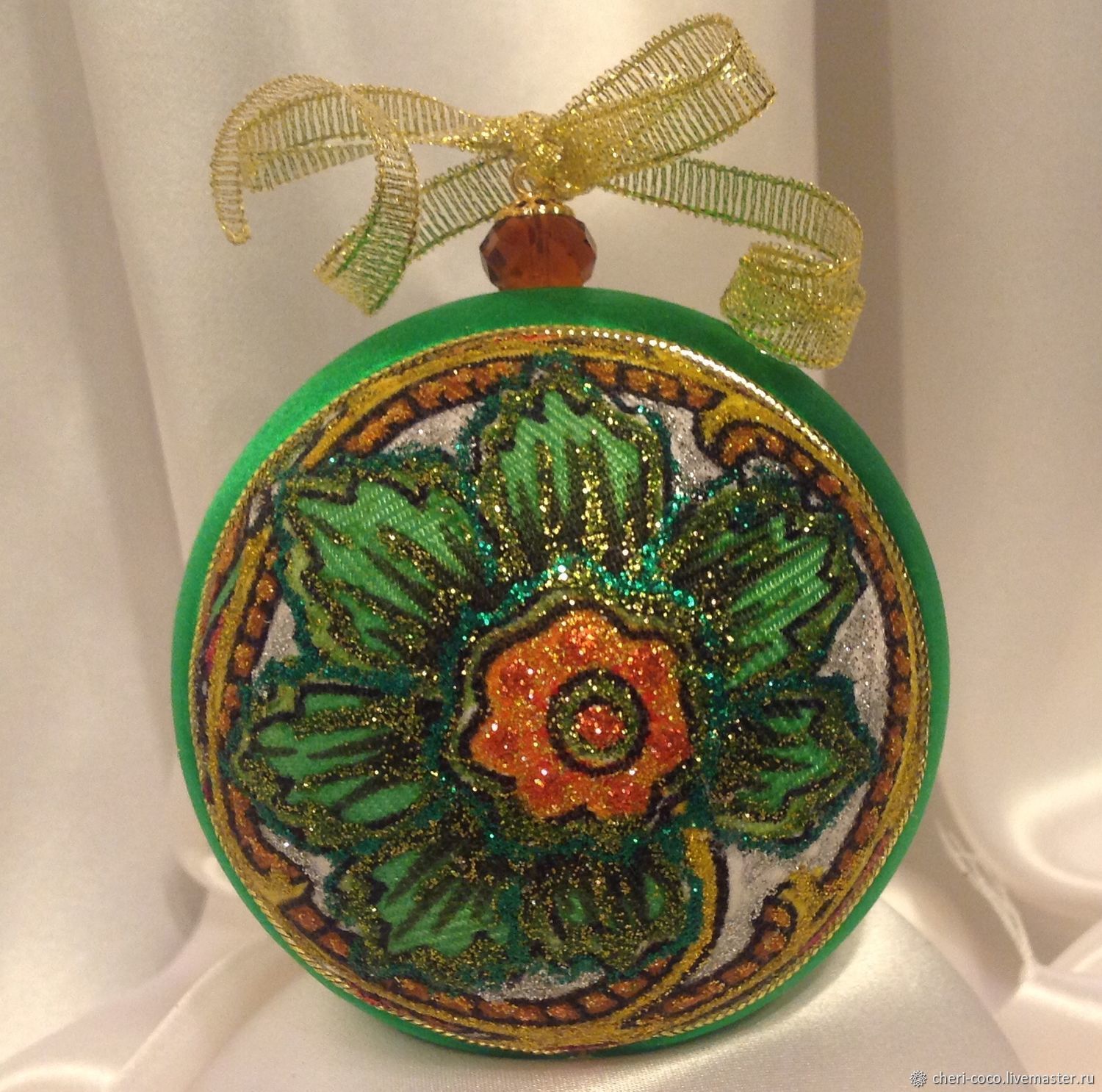 "De foulards Cheri-Coco" шар на ёлку с круглым медальоном