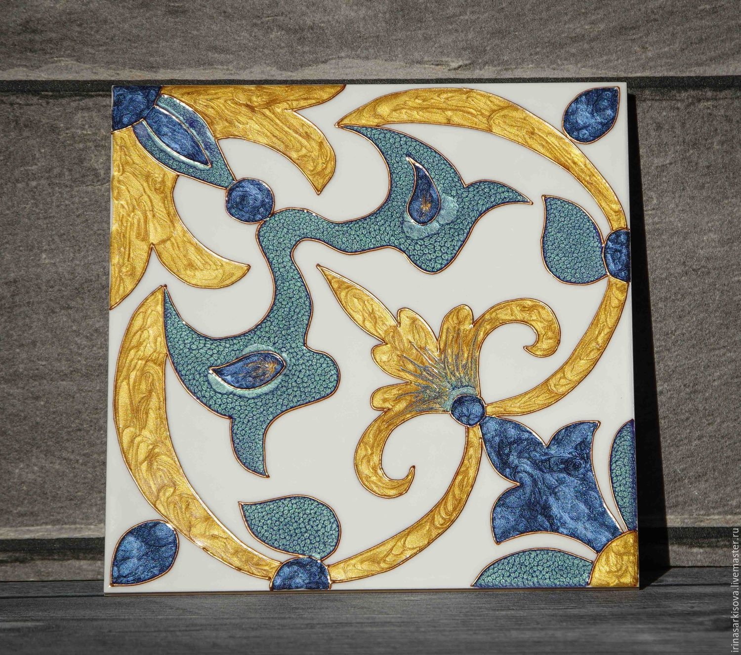 Керамическая плитка с витражной росписью