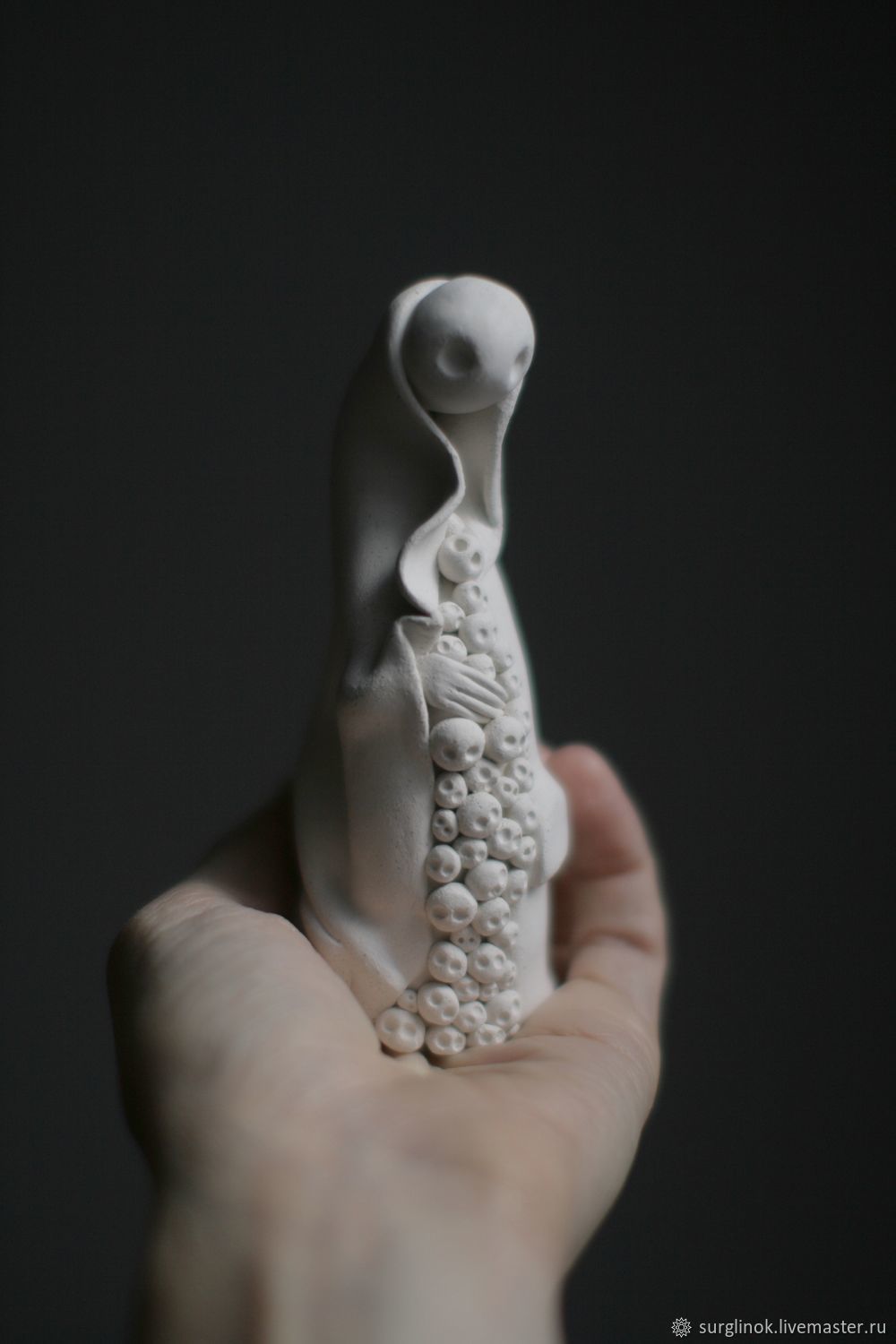 Керамическая статуэтка ручной работы. Белая