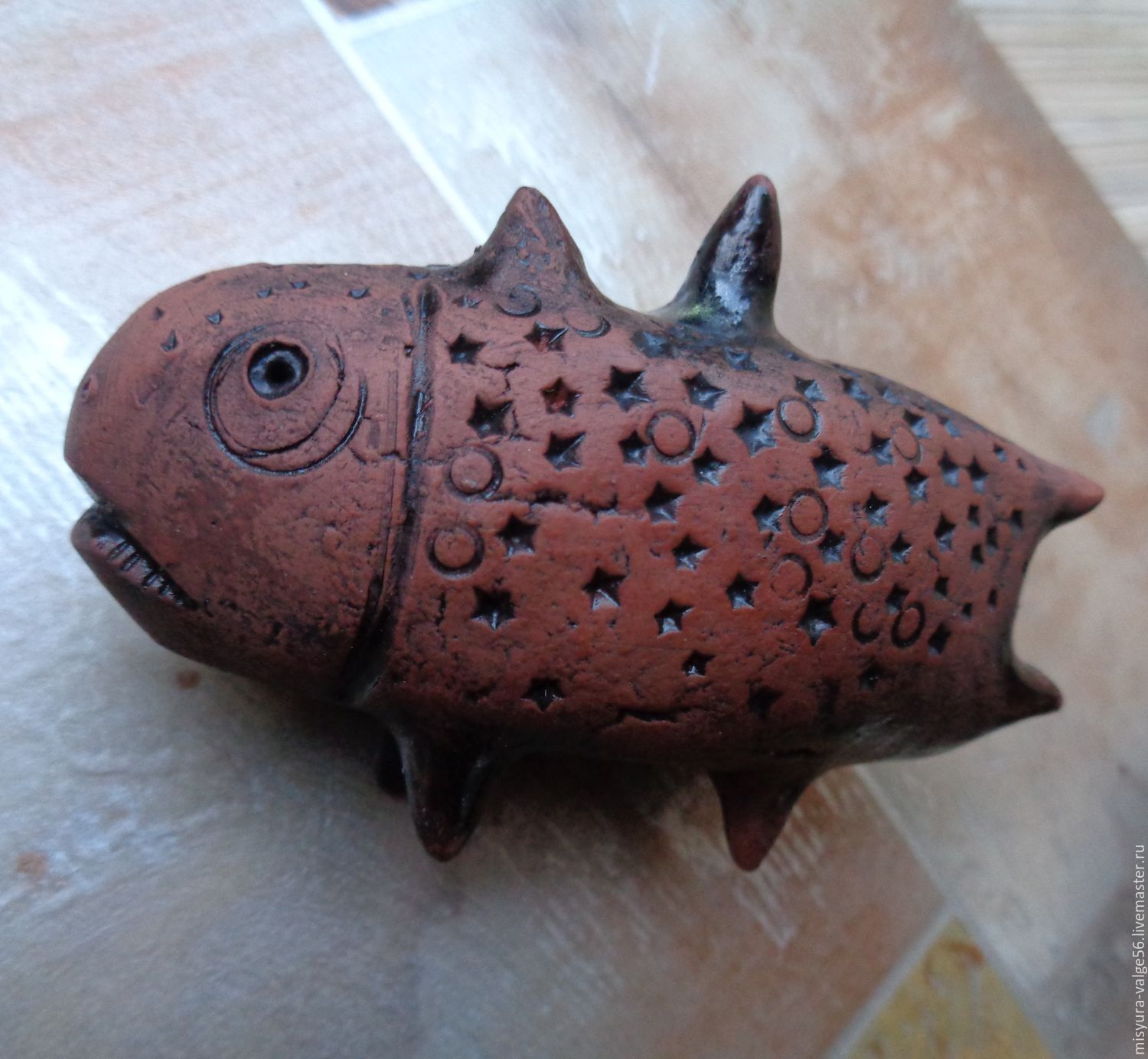 Фигурка из керамики ручной работы.Чёрная глазурь.Рыбка