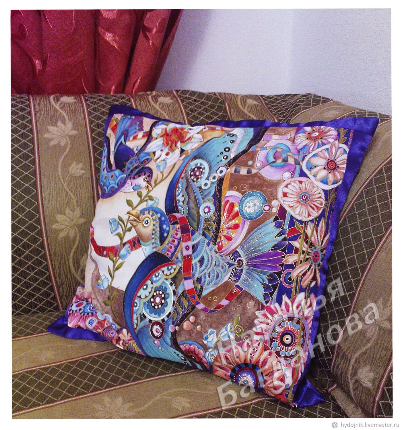 Диванная подушка с ручной росписью "Птичьи трели"