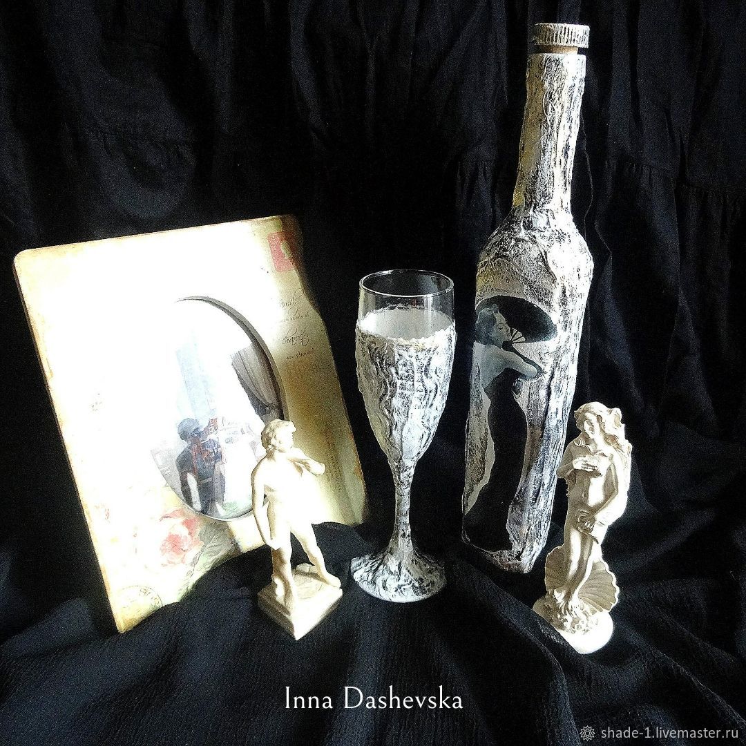 Декорированная бутылка и бокал Мадам