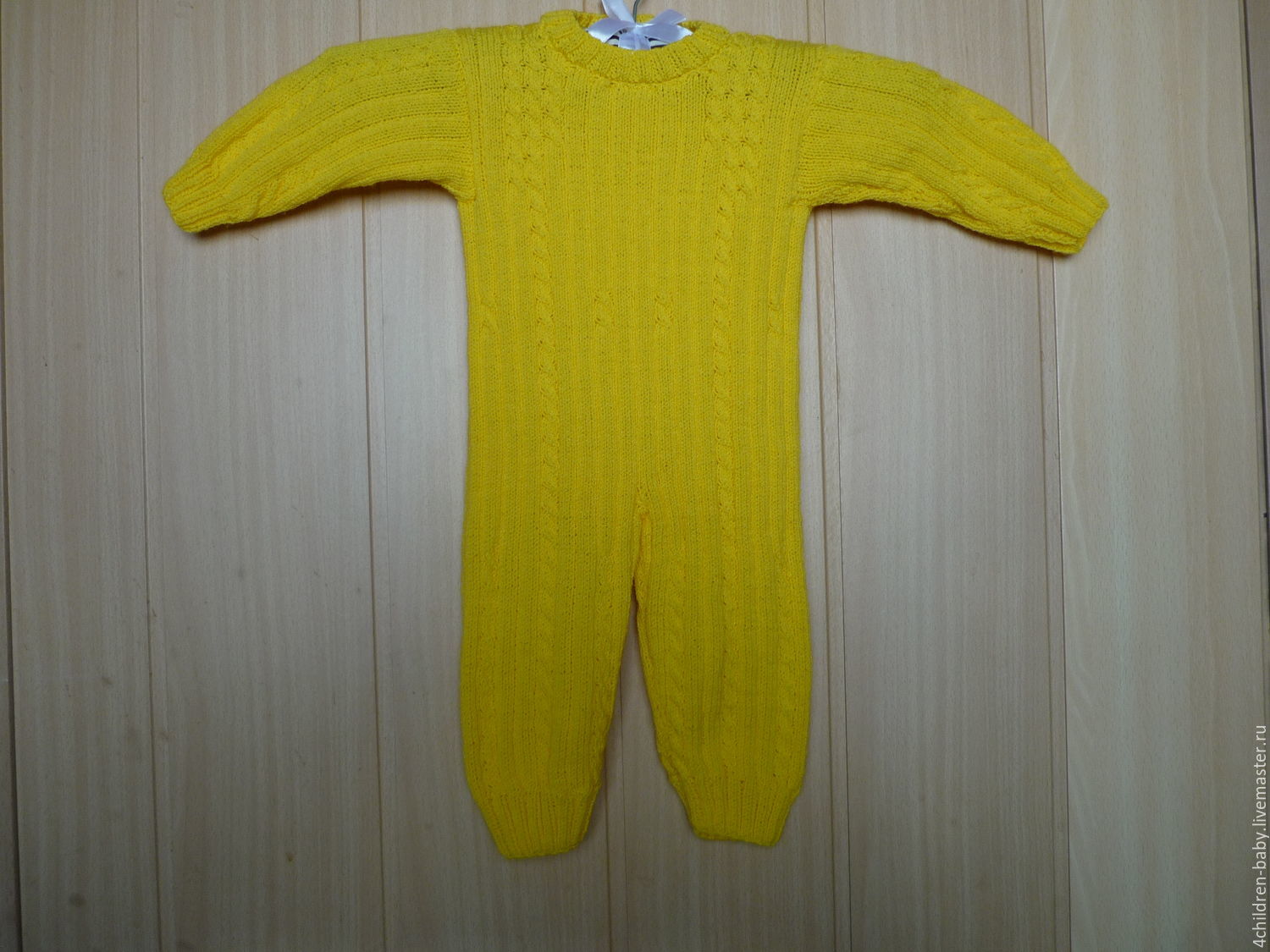 Желтый комбинезон для малыша с узором "жгуты"