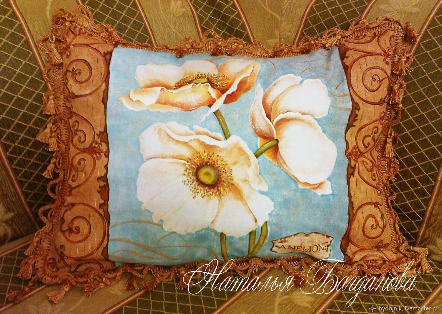 Диванная подушка из льна с ручной росписью "Анемоны"