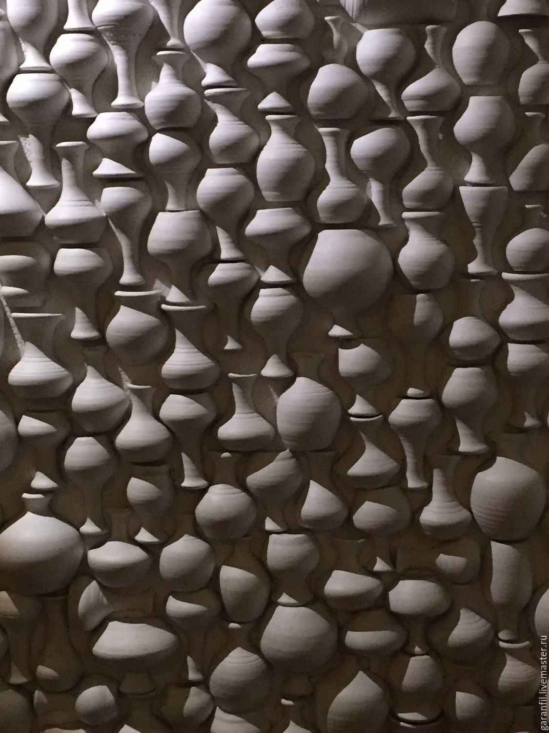 Панно на стену из керамических вазочек