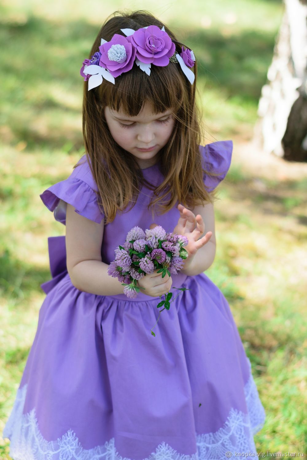 Сиреневое детское платье с кружевом и бантом на спинке