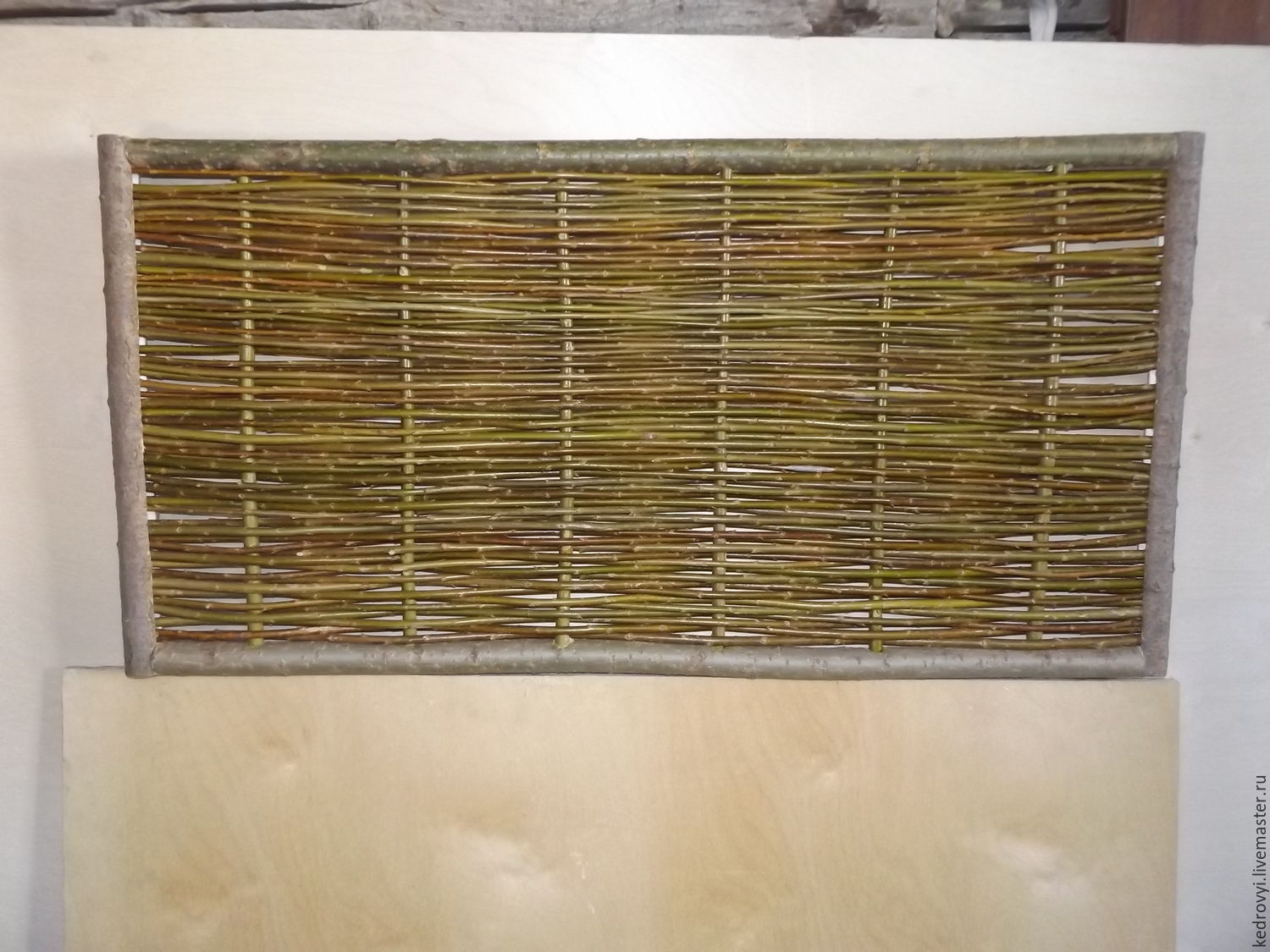 Плетень-панно из лозы в рамке из не очищенных палок