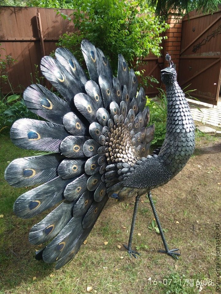 Павлин из металла ростовая скульптура птица счастья