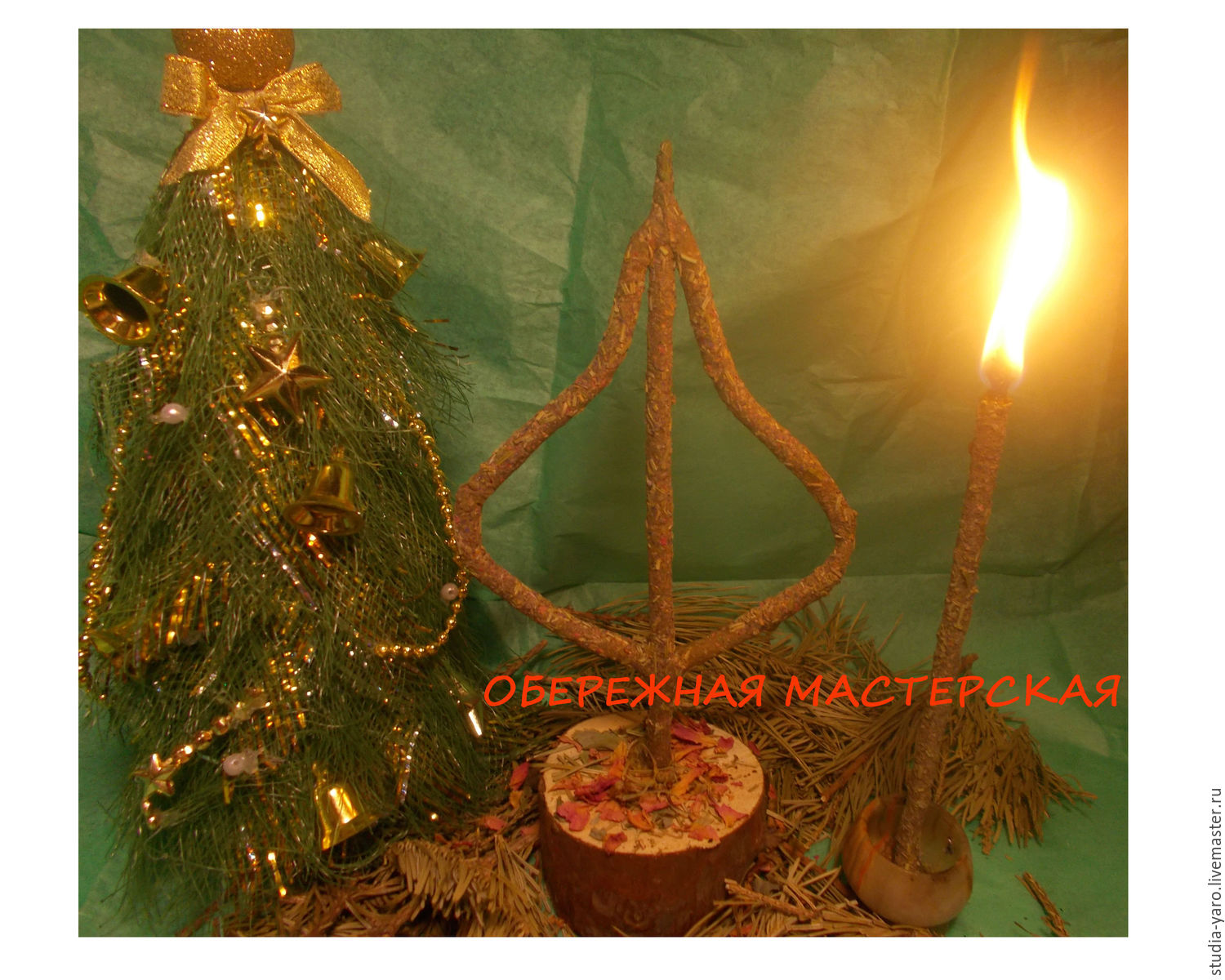 Новогодняя травно-восковая свеча "Елочка и дары"