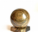 349 Сенгилитовый шар на каменной подставке