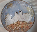 Декоративная тарелка Голуби в технике точечной росписи