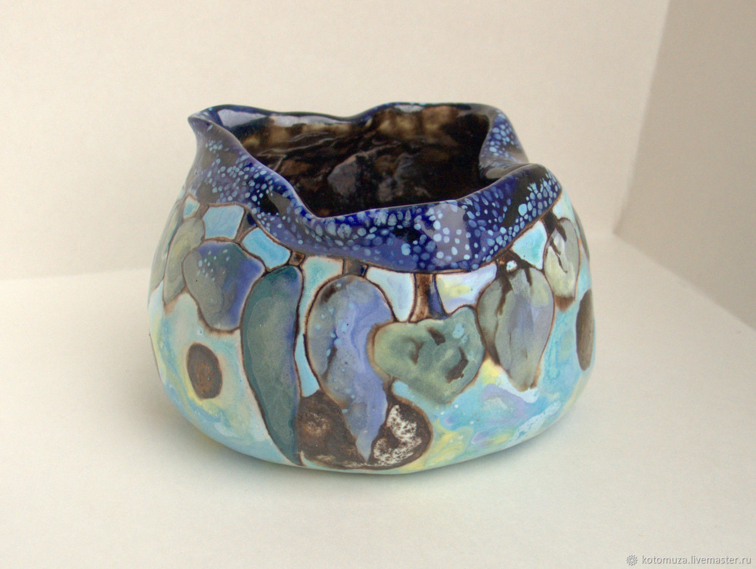 Керамическая ваза с ручной росписью глазурями 