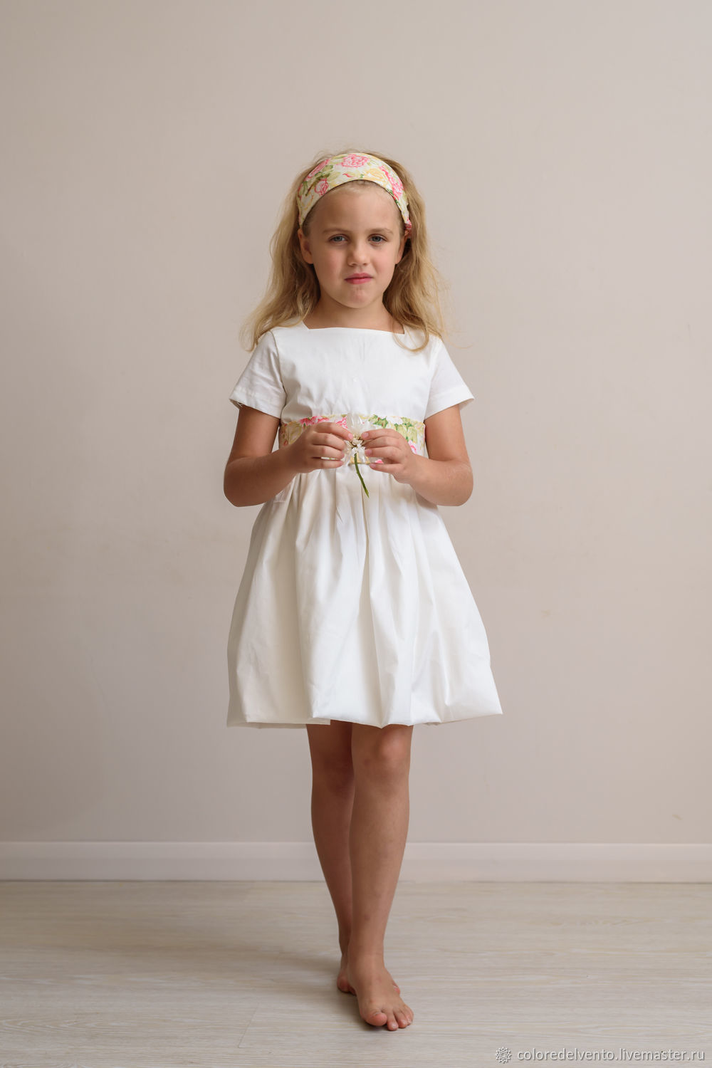Белое платье из сатина с цветочным поясом