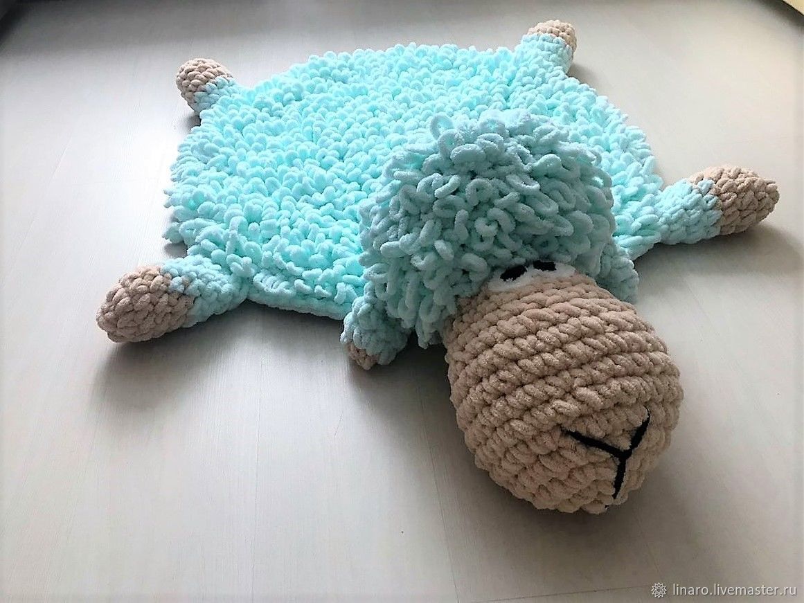 Вязаный детский  коврик-игрушка из плюшевой пряжи