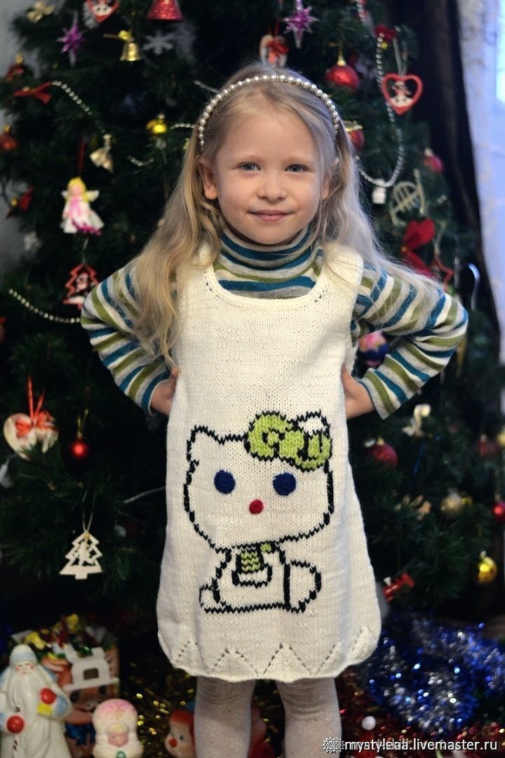 Белое вязаное платье-сарафан на девочку "Котёнок Пегги"