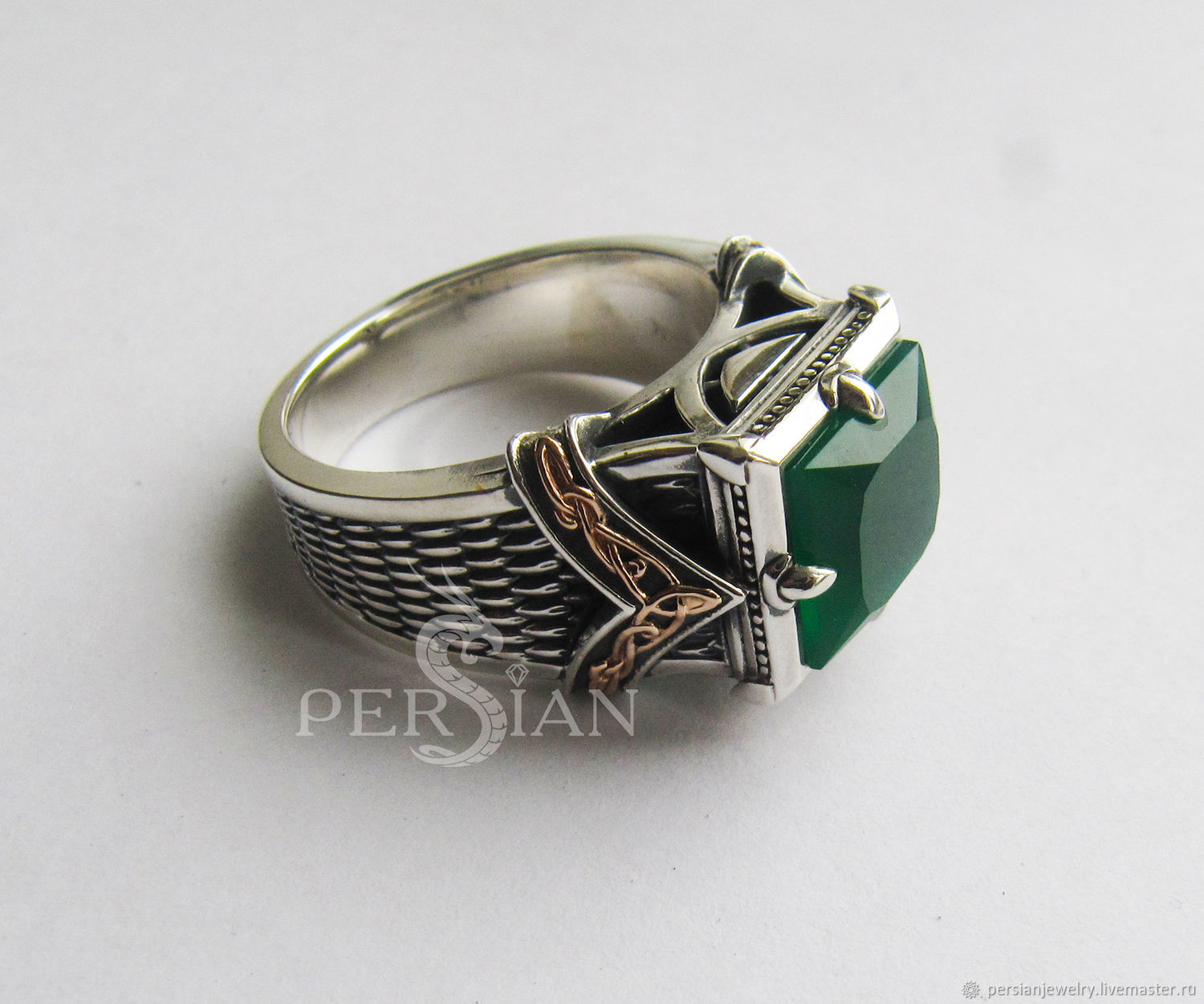 Серебряный перстень с зеленым агатом