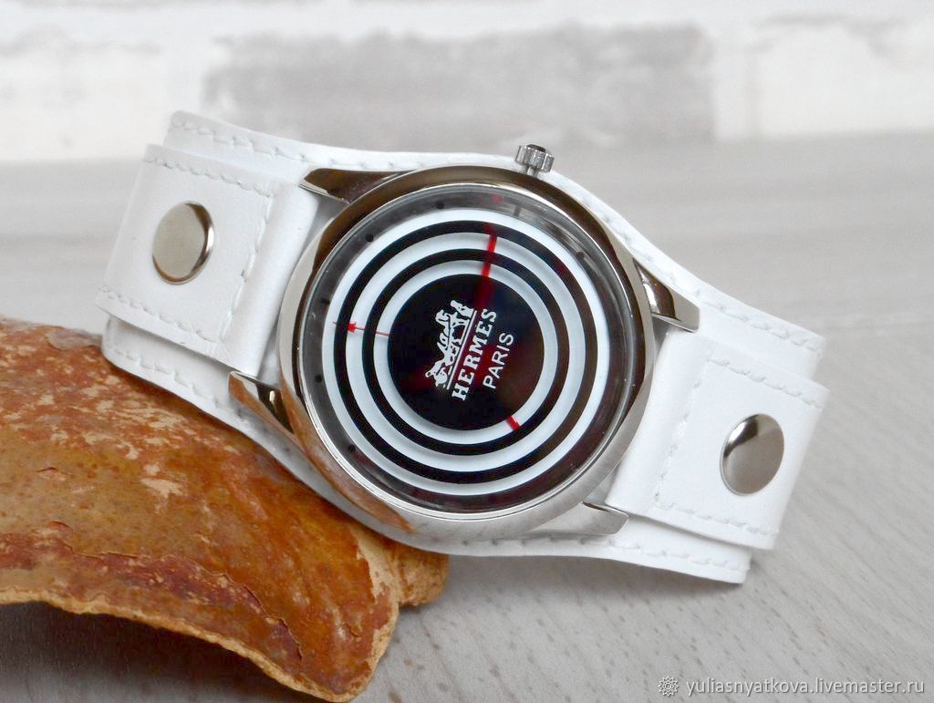 Серебристые часы на белом кожаном браслете