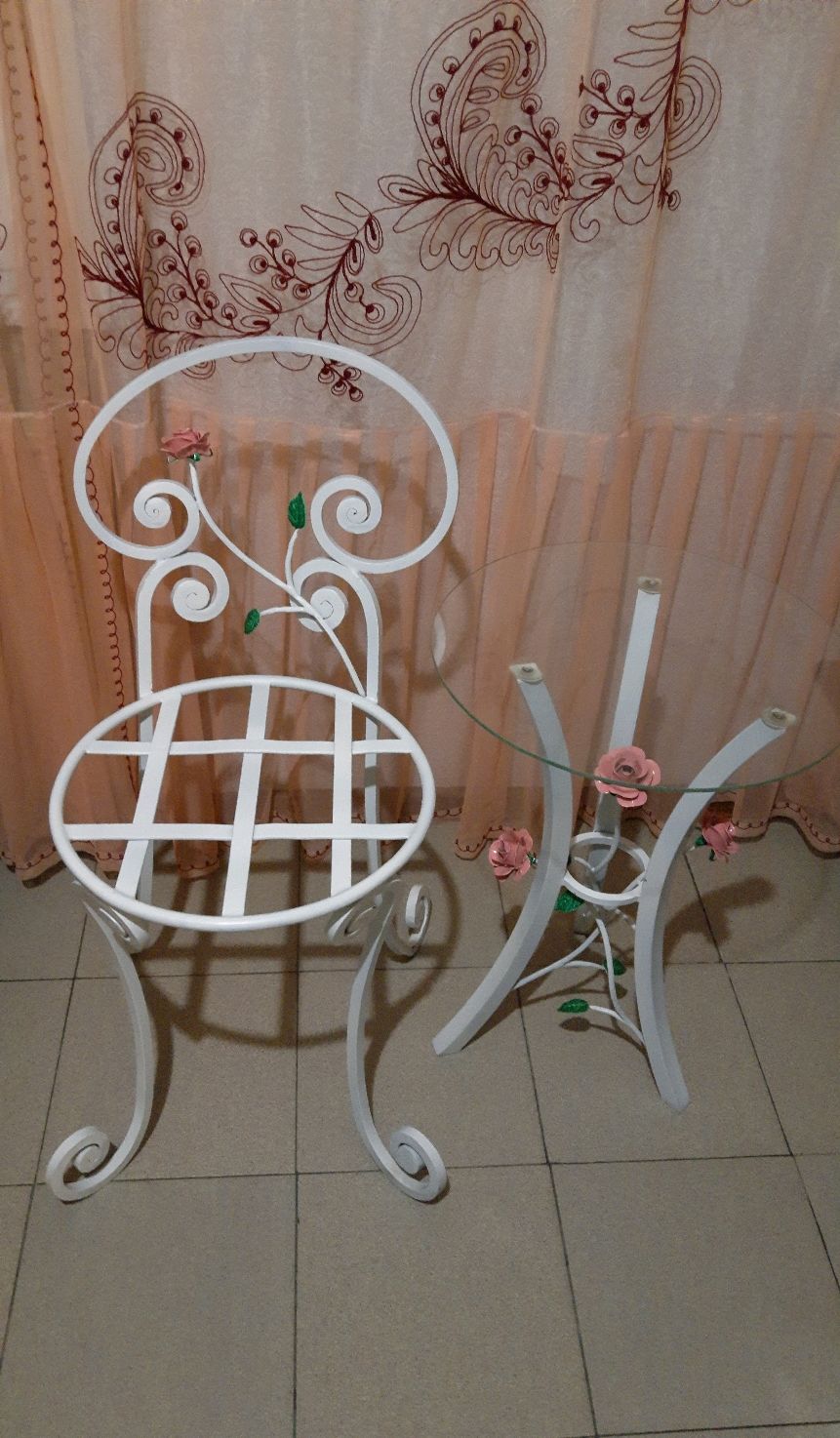 Столик и стул с розочками