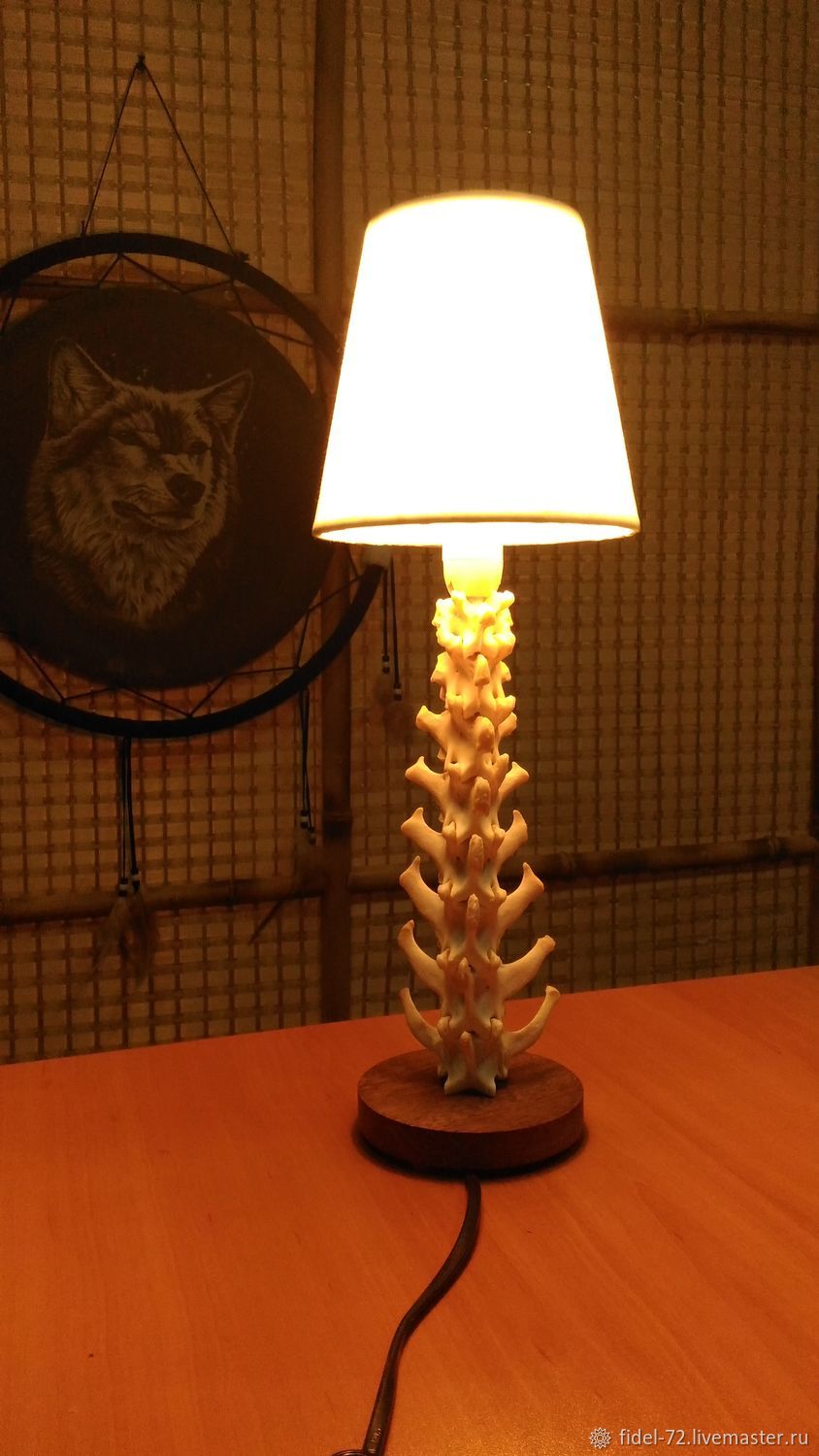 Лампа-светильник из позвоночника Волка