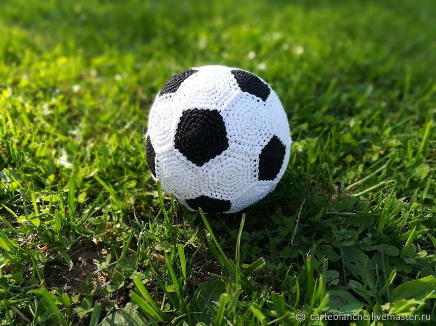 Вязаный футбольный мяч