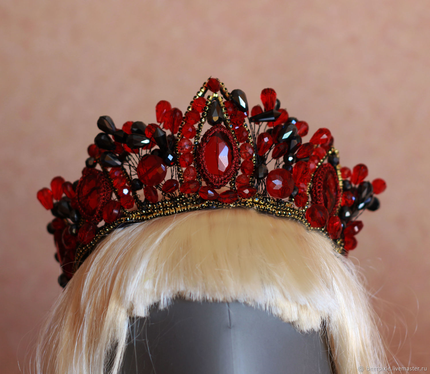 В приморском крае корона. Красная корона. Красная диадема. Диадема с бордовыми камнями. Красная диадема на голову.