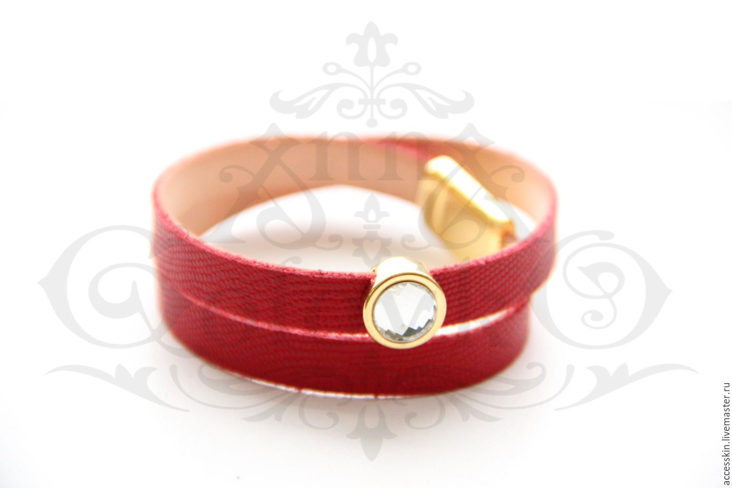 Кожаный браслет-намотка красный с кристаллом в золоте