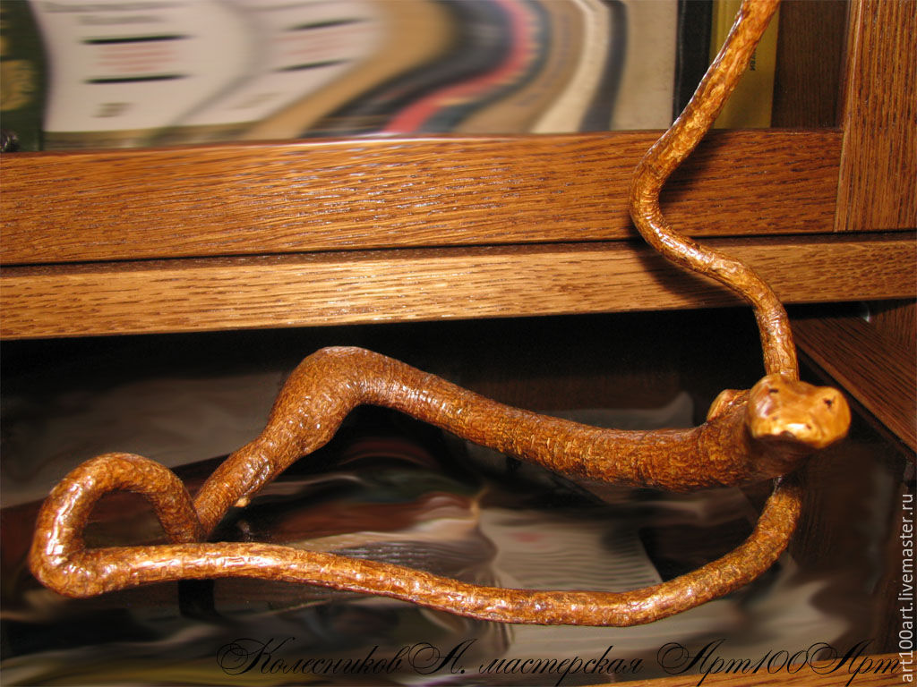 "Коричневая змея", композиция из дерева