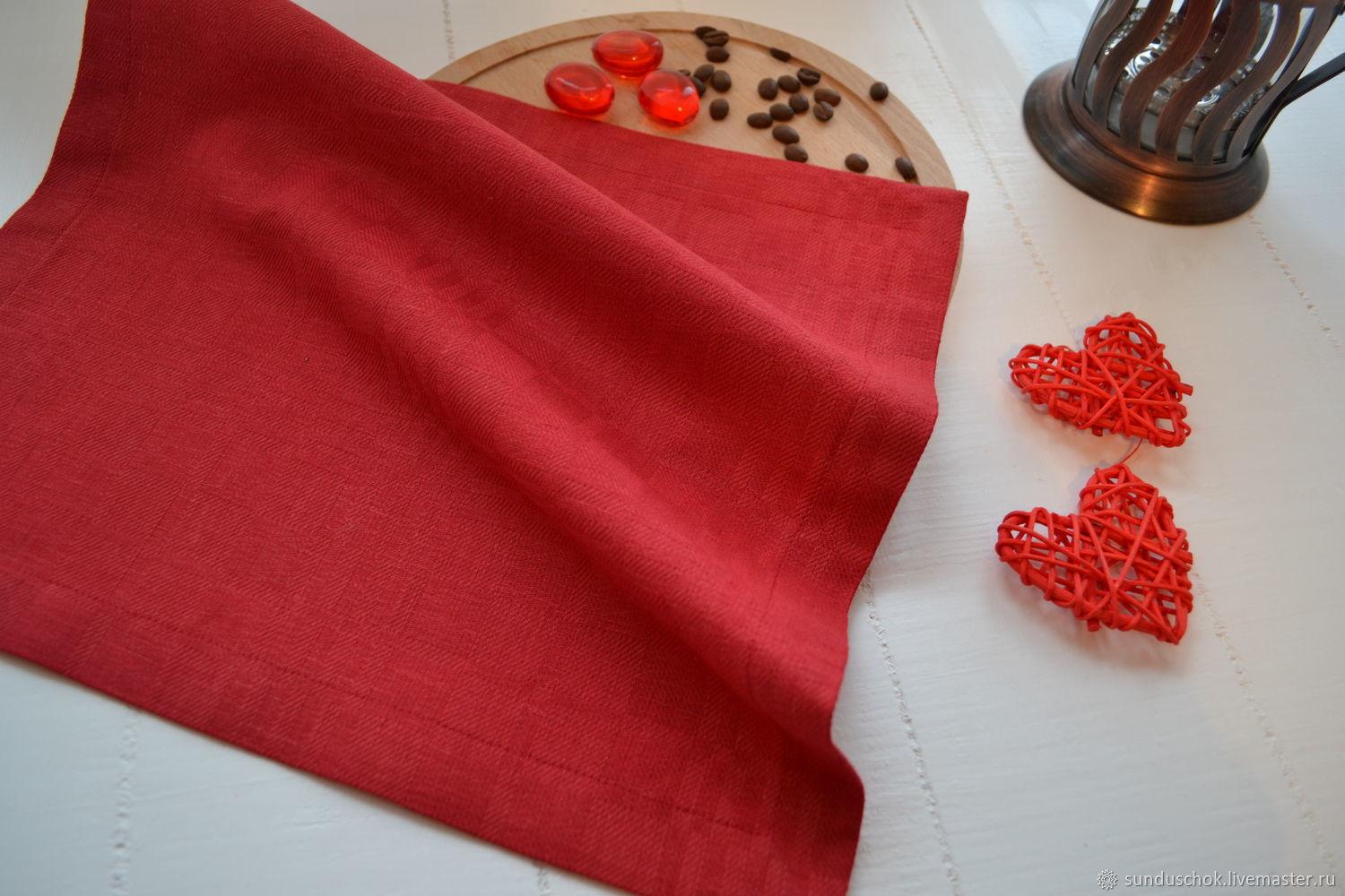 Красная салфетка для праздничной сервировки стола (лен)