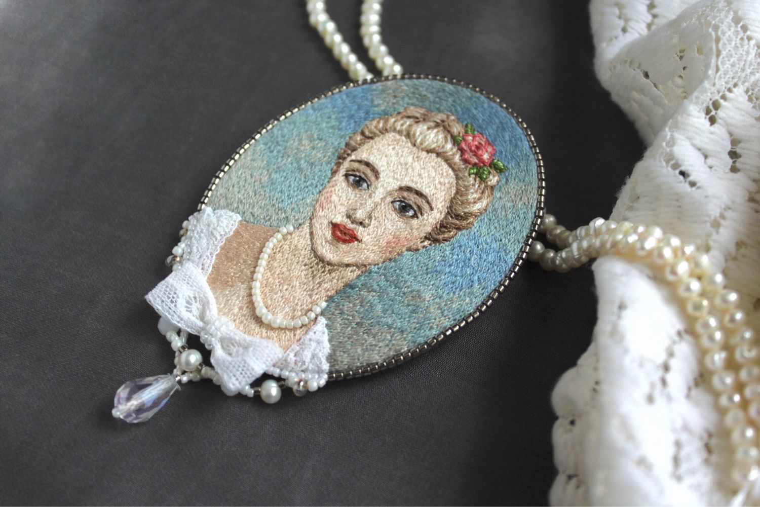 Брошь вышивка гладью «Портрет дамы 18 века в жемчужном ожерелье»