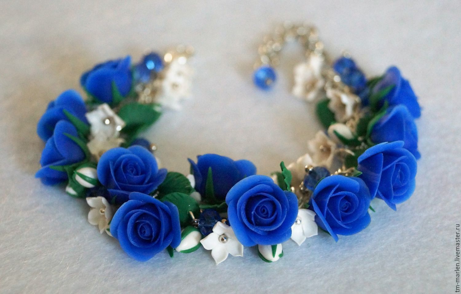 Браслет с синими розами из полимерной глины