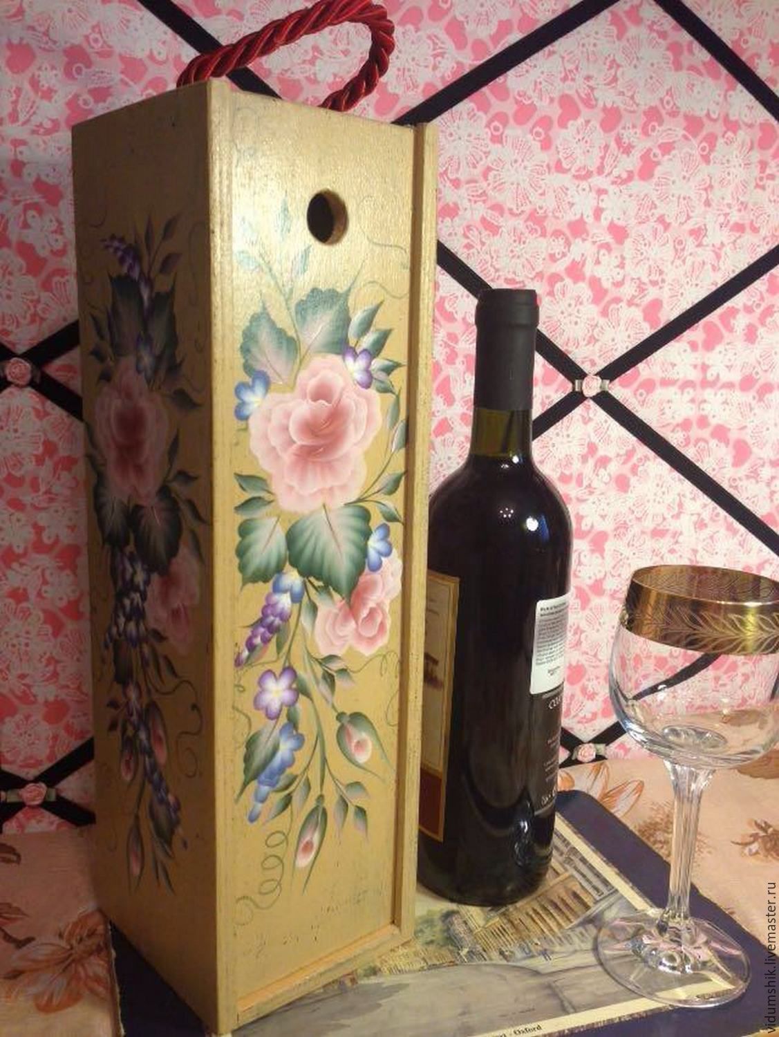 Подарочная коробка для бутылки  ручная роспись