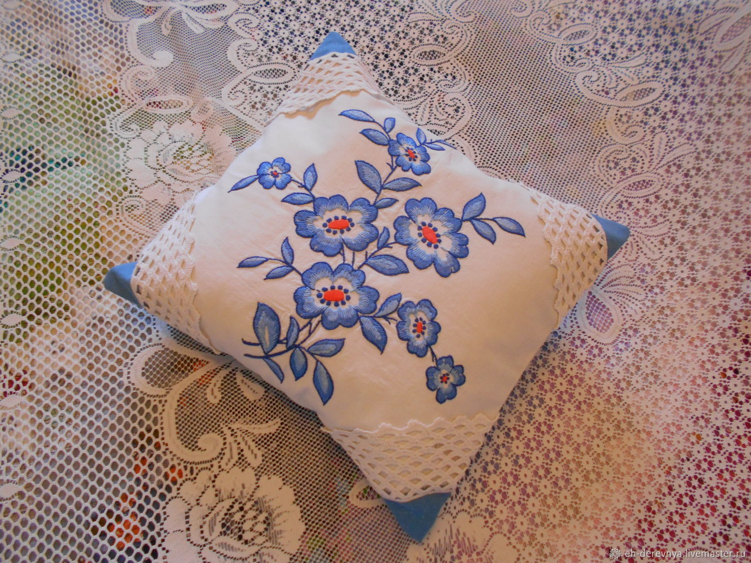Подушка вышитая. голубые цветы. вышивка в интерьере