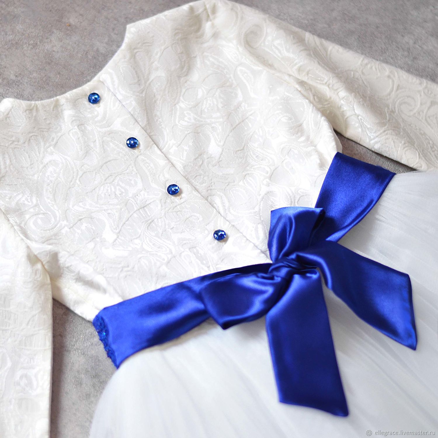 Платье молочное с синим поясом и пуговками