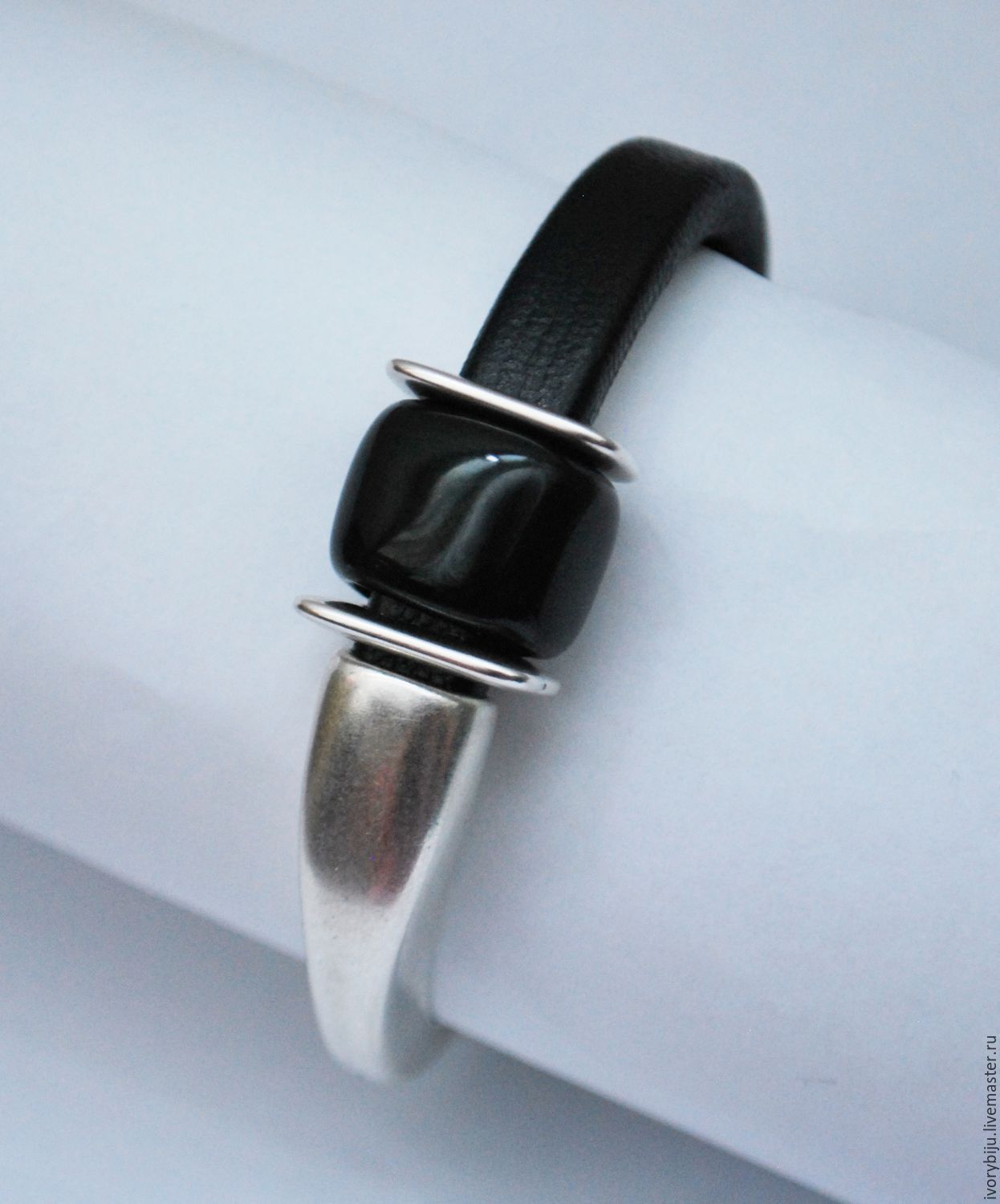 Черный браслет регализ из кожаного фактурного шнура на полуоснове