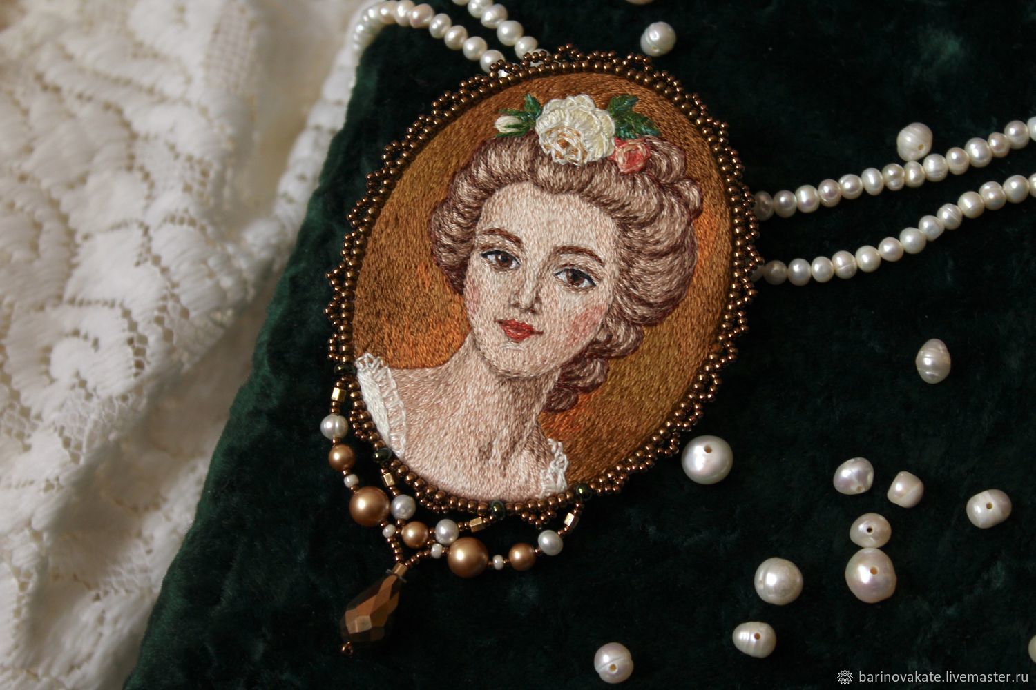 Брошь вышитая гладью "Портрет благородной дамы 18 века"