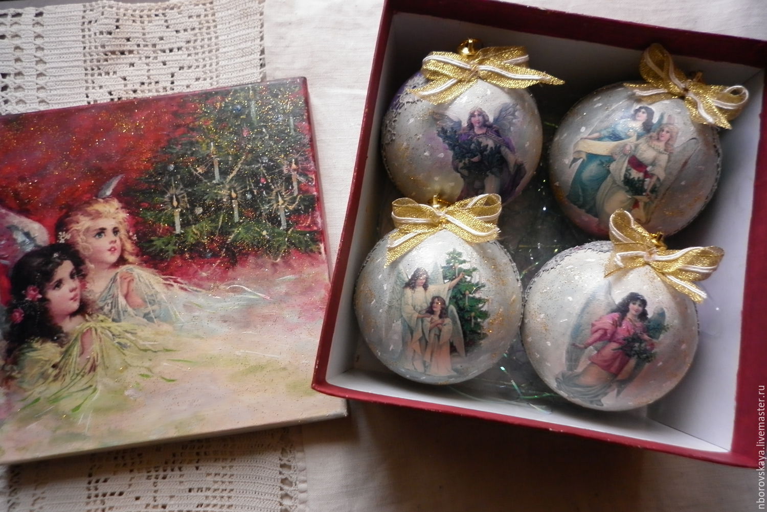 Набор новогодних шаров в подарочной коробке Ангелы Рождества красный