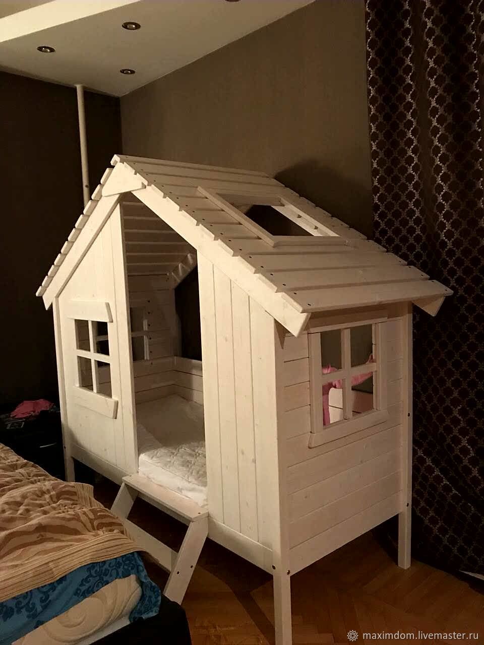 Детская кровать-домик из дерева