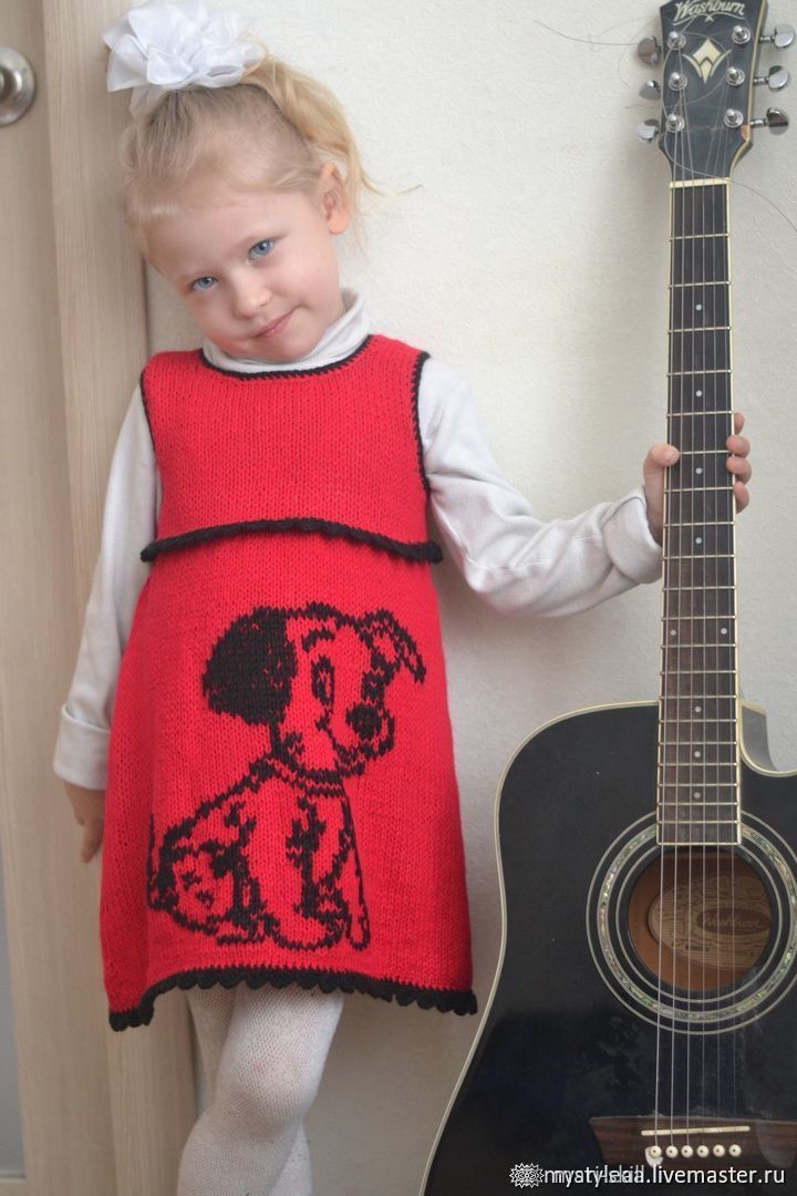 Красное вязаное платье-сарафан на девочку "Счастливый щенок"