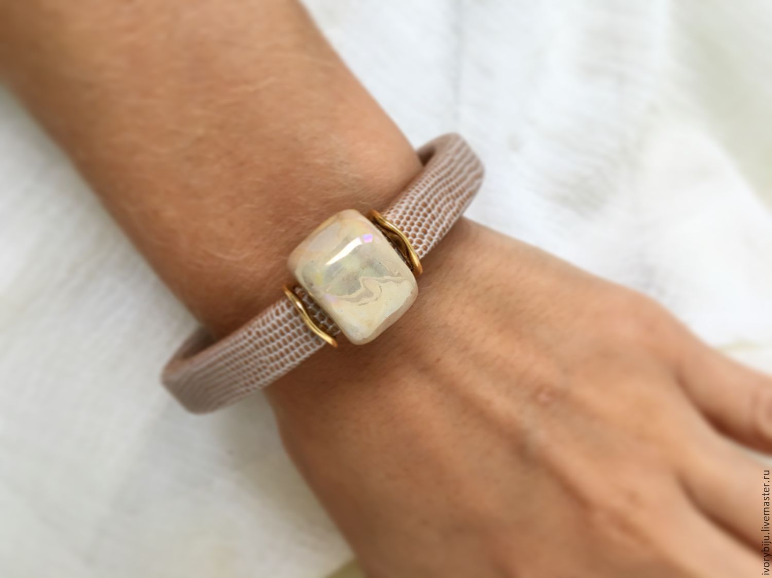 Кожаный  браслет регализ с керамической бусиной золотисто-бежевой