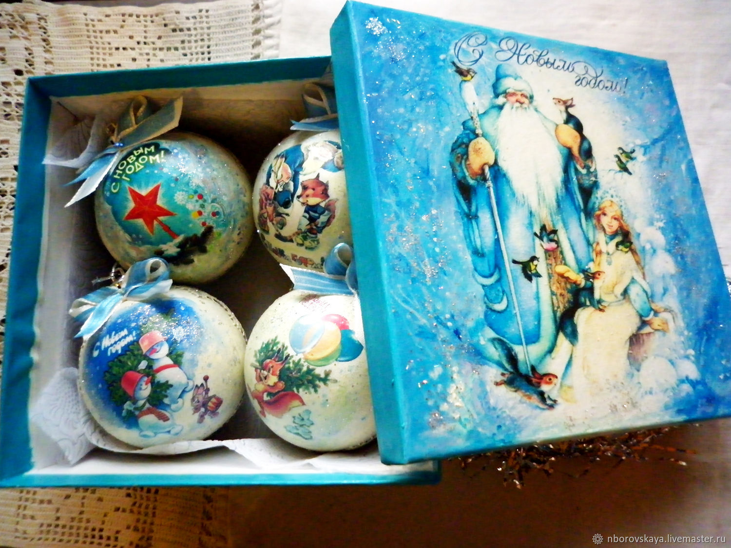 Набор новогодних шаров в подарочной коробке Любимые открытки