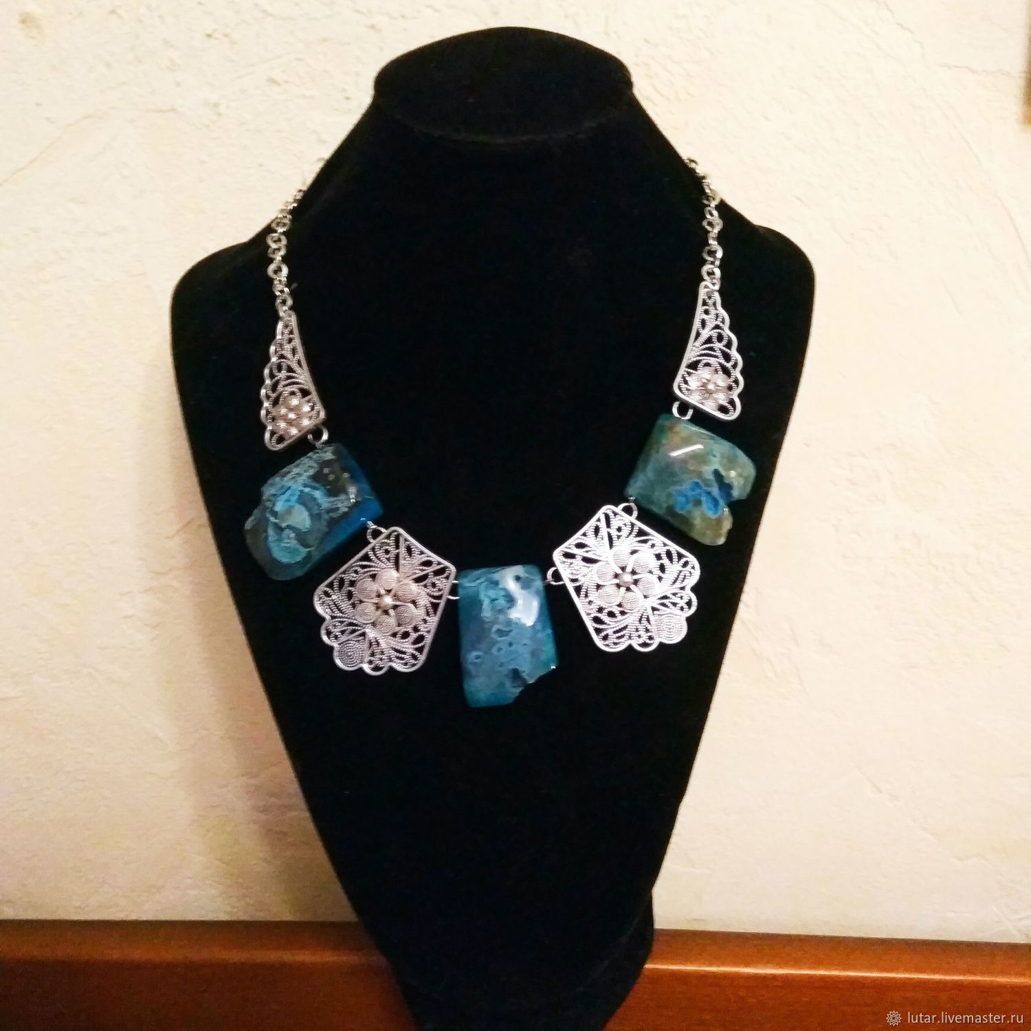 Ожерелье с синим агатом кракле