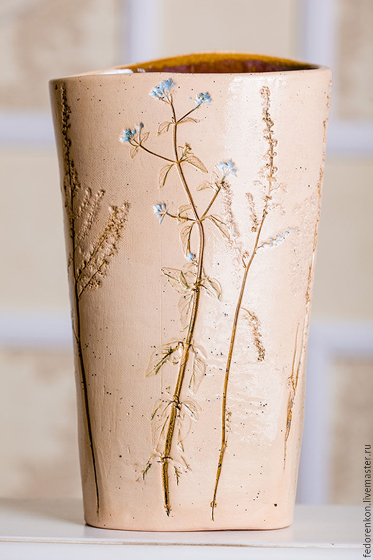 Керамическая ваза с оттиском полевых цветов