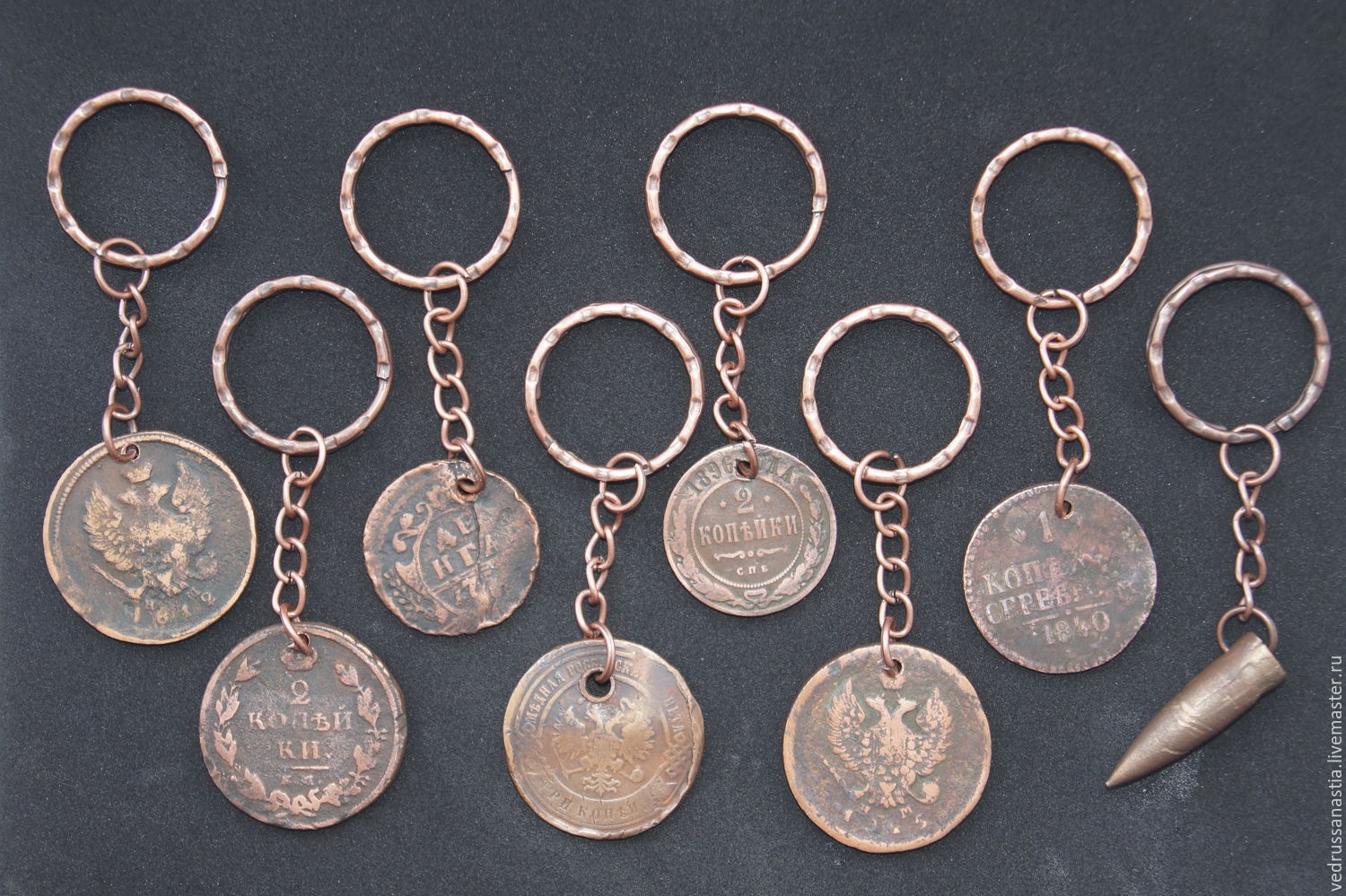 Необычные брелки из подлинных царских монет