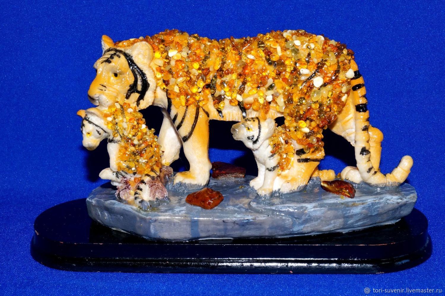 Тигрица с тигрятами в натуральном янтаре