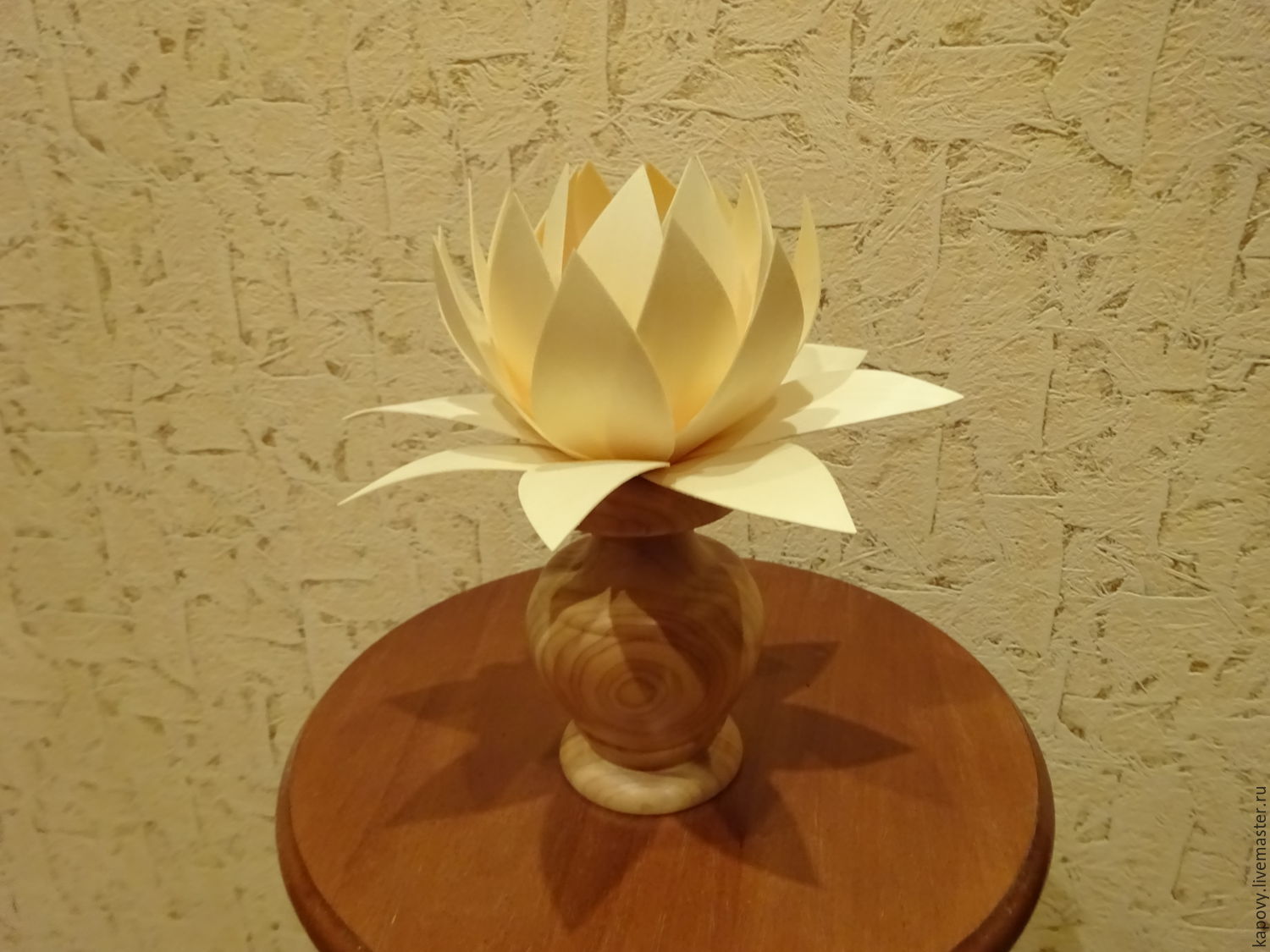 цветок в вазочке лотос