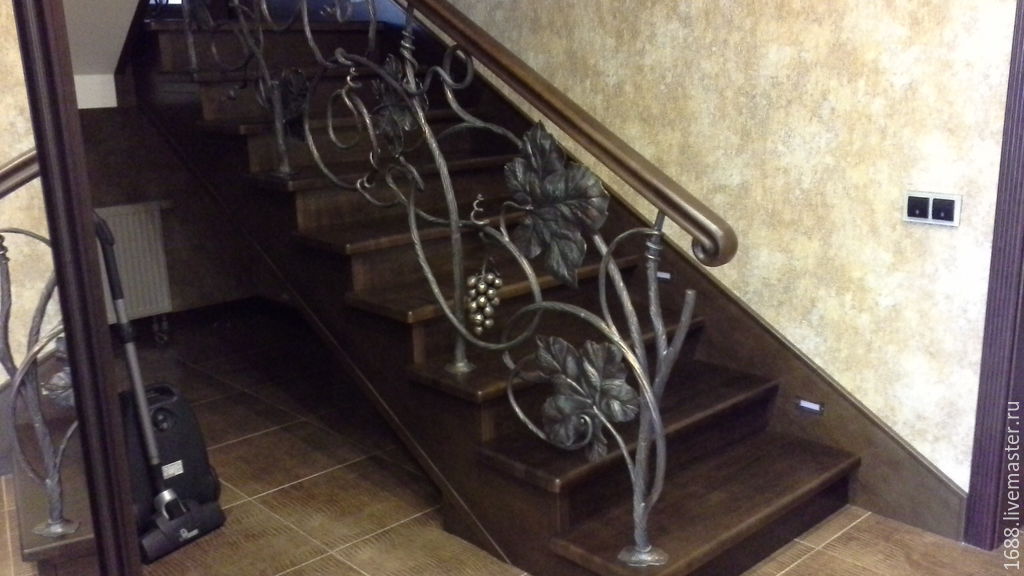 кованый виноград на лестнице