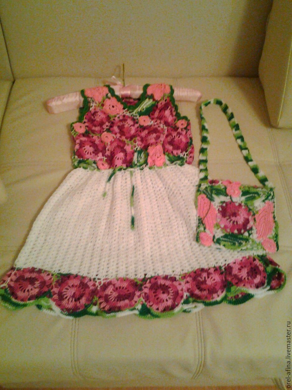 Детское вязаное платье Цветы