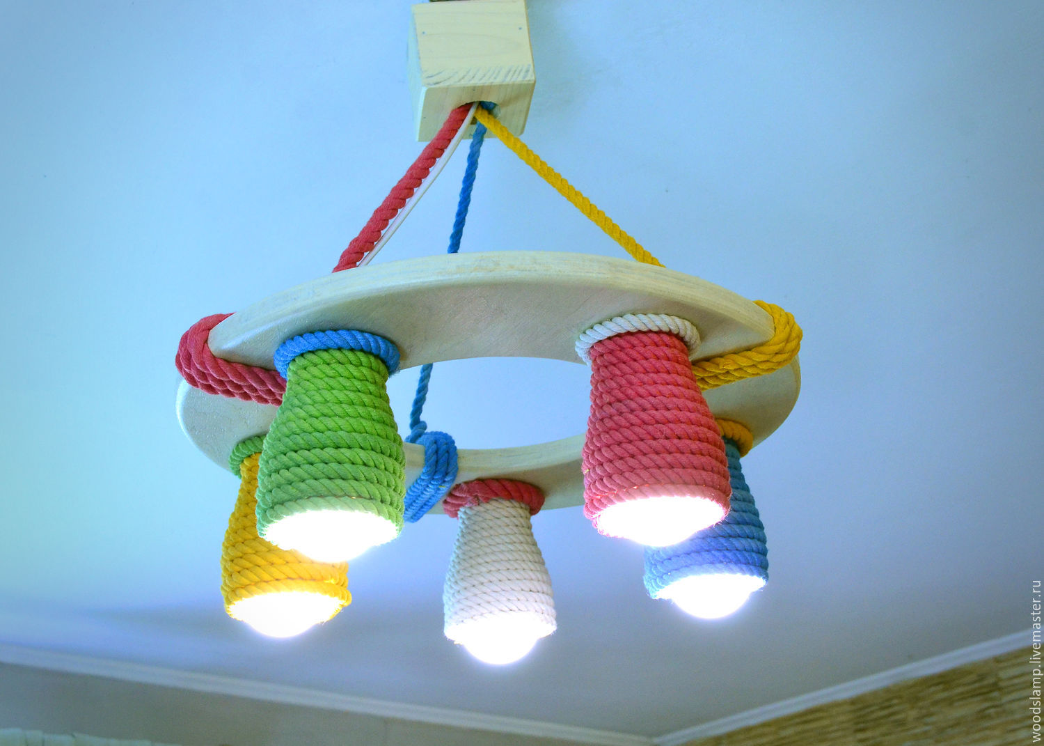 Деревянная люстра для детской комнаты с цветными плафонами