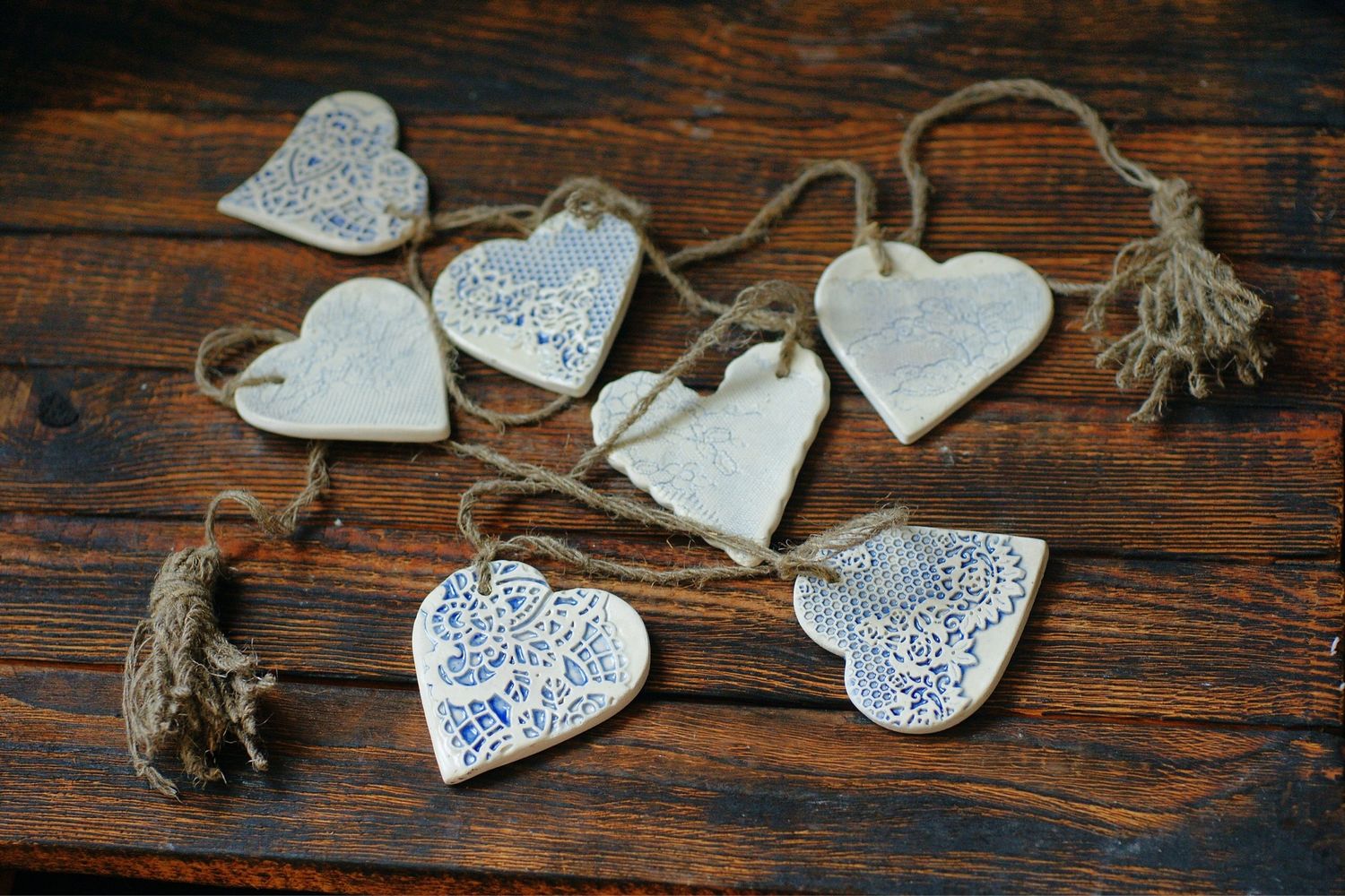 Гирлянда из бело-голубых керамических сердечек на льняном шнуре