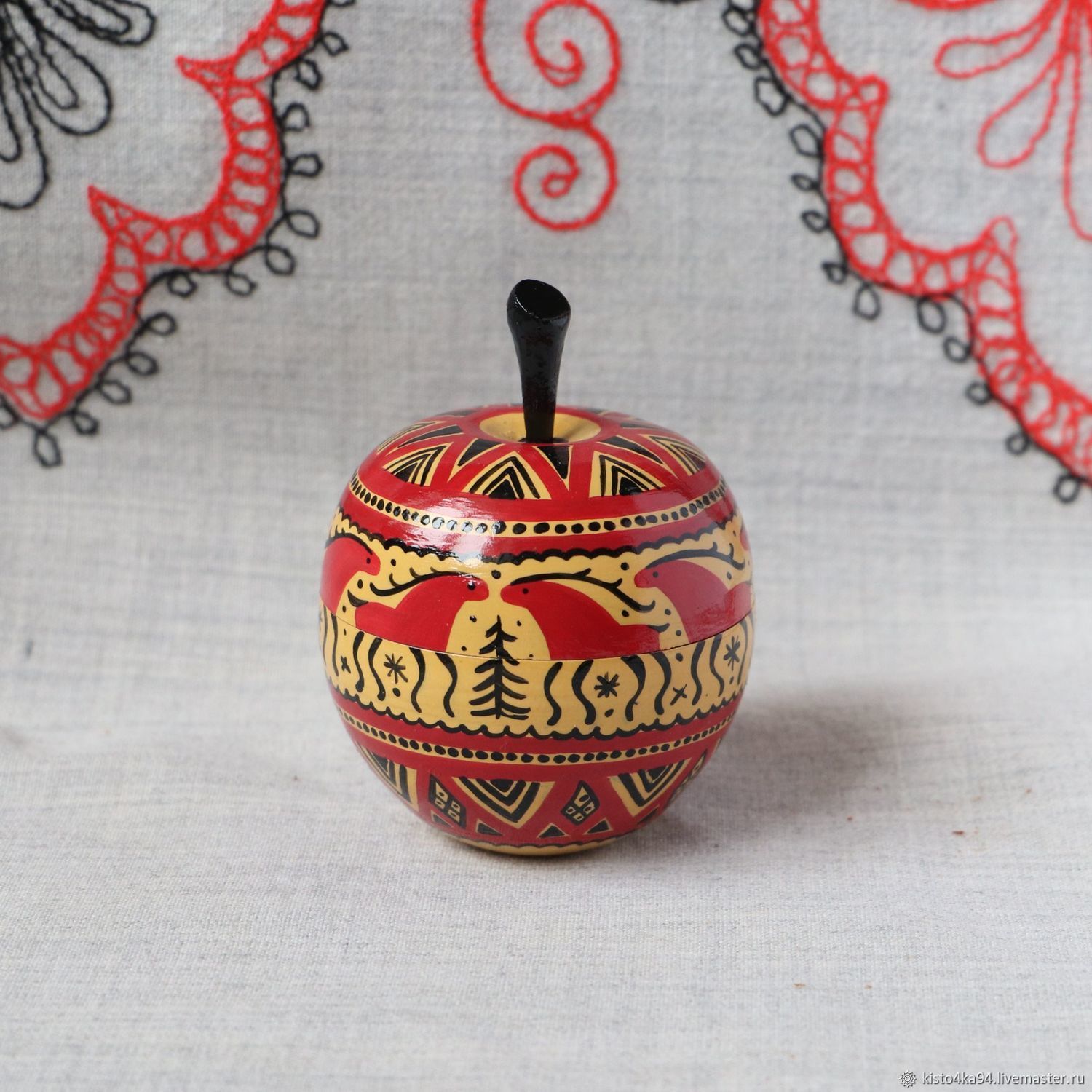 Шкатулка деревянная Яблоко мезенская роспись